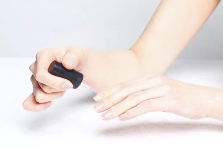 ネイルオイルおすすめ18選!手元からいい女に♪乾燥ケア&いい匂いも