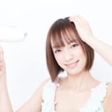 髪を乾かす女性