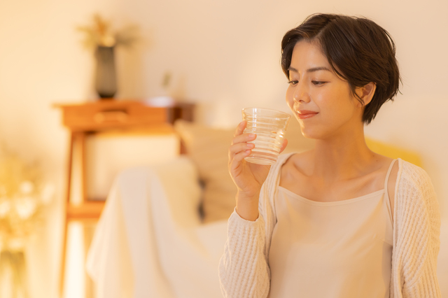 水を飲む女性