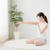 バストアップマッサージをする女性