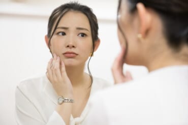 なぜ？午後になると顔が乾燥する…その場でできる対処法は？何を塗っても乾燥する人の見直しポイントも