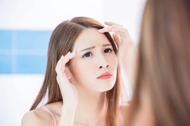 エステティシャンに聞く「若いのにおでこにシワができる」理由。なくす方法はある?