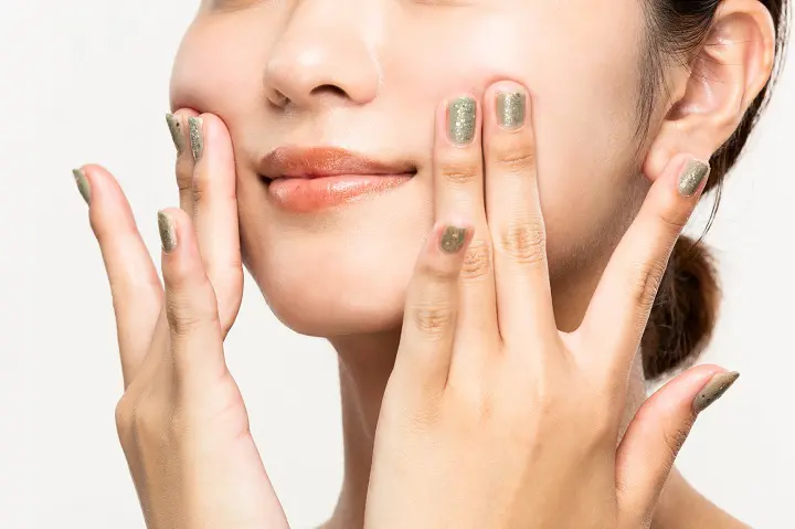 20代でほうれい線が目立つ!若いのになぜ?正しいケアや化粧品、マッサージも