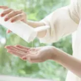 スキンケアしている