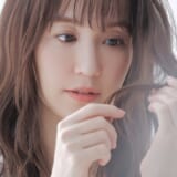 髪を気にする女性