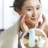 スキンケアをする女性