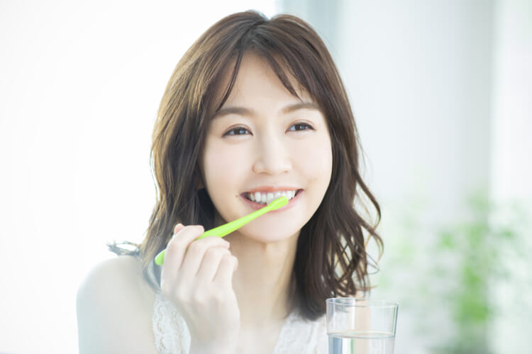 Woman brushing her teeth