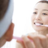 歯を磨く女性