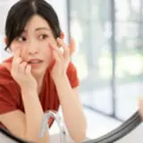 肌荒れを気にする女性