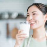 牛乳を飲む女性