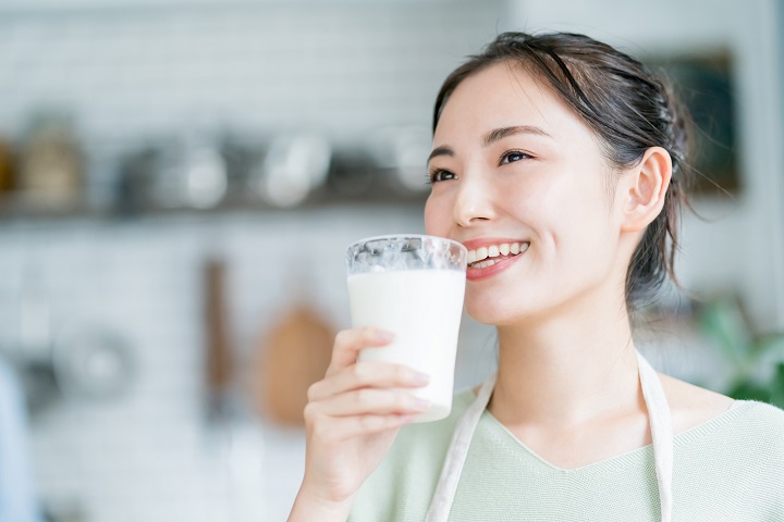 牛乳を飲む女性