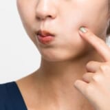 頬を膨らます女性