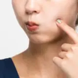 頬を膨らます女性