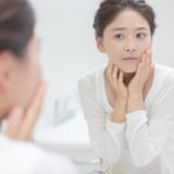 鏡を見る女性