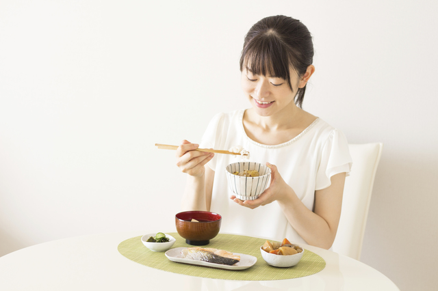 和食を食べる女性