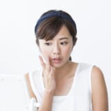 鏡を見る女性