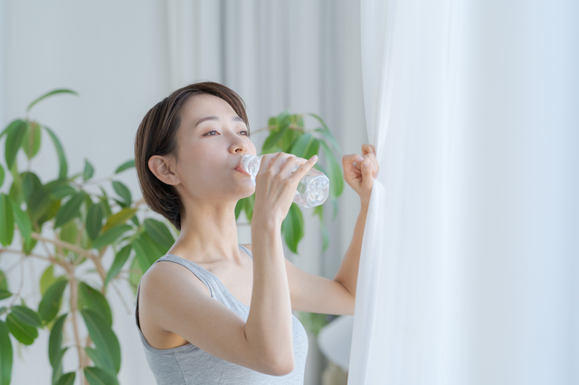 女性　飲む　水