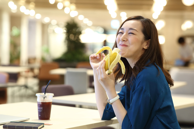 バナナを食べる女性