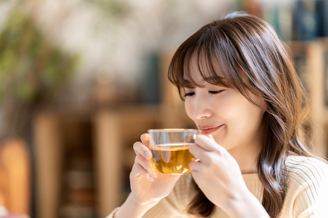 お茶を飲む女性