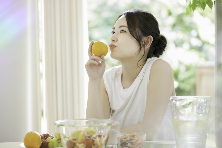 フルーツを持つ女性