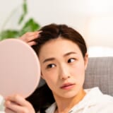 生え際を確認する女性