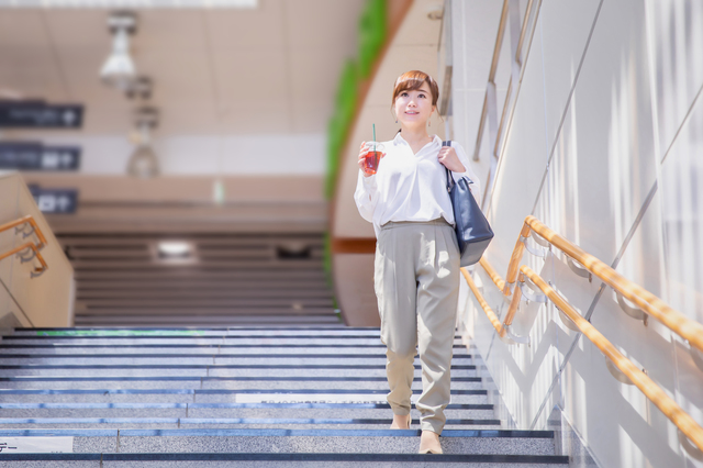 階段を降りる女性