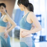 上半身を見る女性