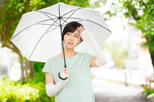 日焼け対策をしている女性