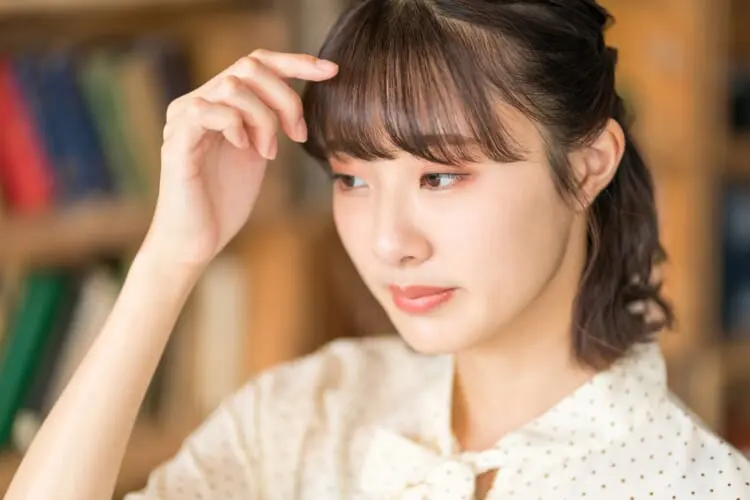 前髪 触る 女性