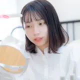 前髪をとかす女性