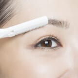 眉毛を剃る女性