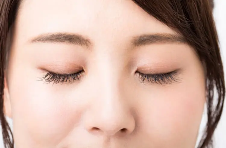 まつげ 目元 女性