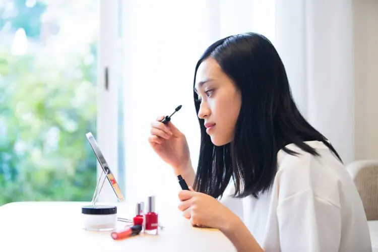 メイク 女性 マスカラ