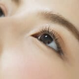 まつ毛　女性