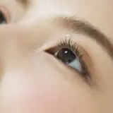 まつ毛　女性