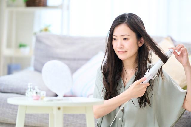 ヘアアイロン　髪　巻く