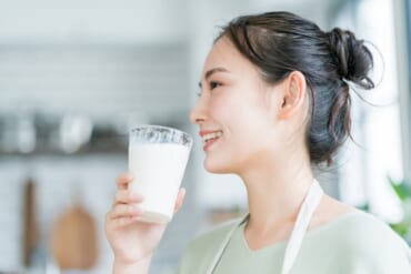 牛乳　飲む　女性