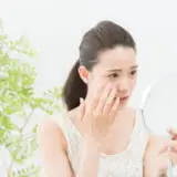 鏡を見る女性