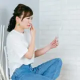 鏡を見る女性