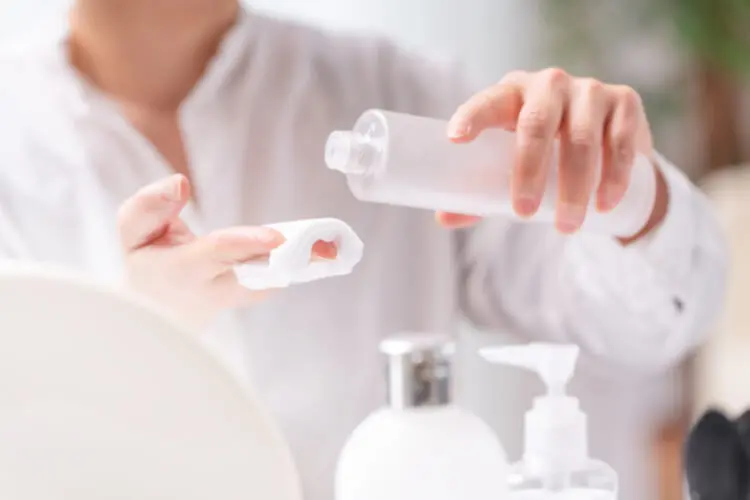 【拭き取り化粧水】効果ない?肌に悪い?│やり方や頻度を解説