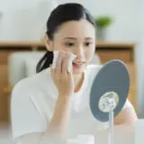 スキンケアをする女性