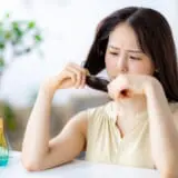 髪の毛を見る女性