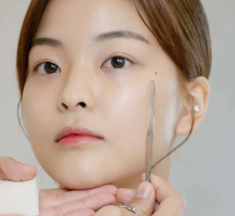 【使い方解説】ファンデ用スパチュラで圧倒的つるん肌を作る!崩れにくい塗り方