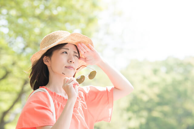 日焼けを気にする女性