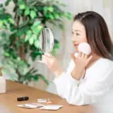 ファンデーションを塗る女性