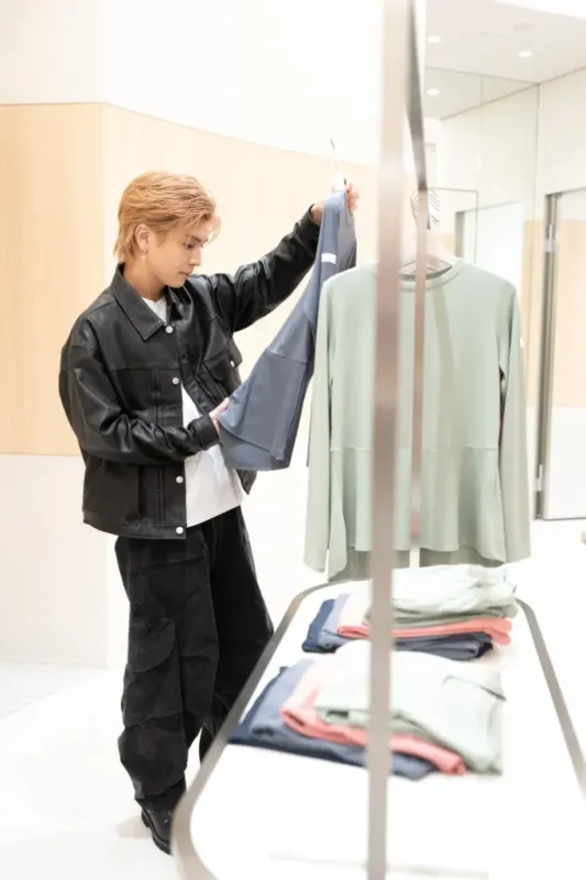 服を選んでいる様子の岩田剛典さん