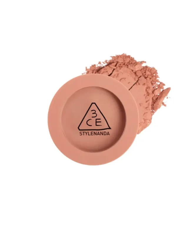 3CEのブラッシュ製品の画像です。製品は丸い容器に入っており、隣には製品の色見本として粉末が置かれています。