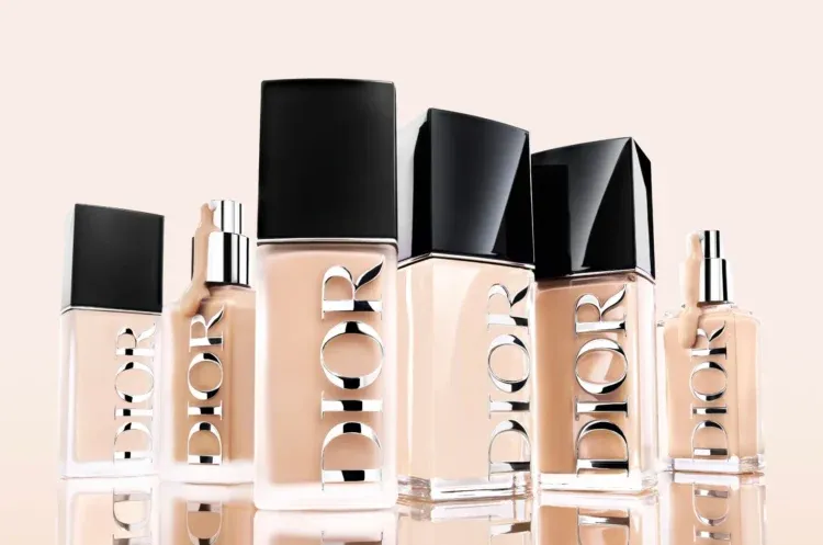 Diorのファンデーションの製品写真です。様々なボトルが並んでおり、そのうちの1つからはファンデーションが滴り落ちています。