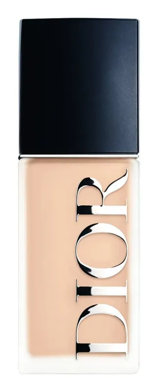 ディオールブランドの化粧品、ファンデーションのボトルを正面から捉えた画像です。ボトルは長方形で、上部に黒色のキャップ、中央にブランド名「DIOR」のロゴが大きく表示されています。背景は白で、製品が際立って見えるようにデザインされています。