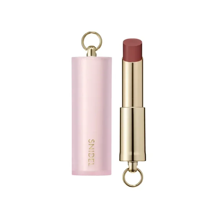 ピンク色のリップスティックの製品写真です。リップスティックは、ピンク色のケースと金色のリップスティック本体で構成されています。